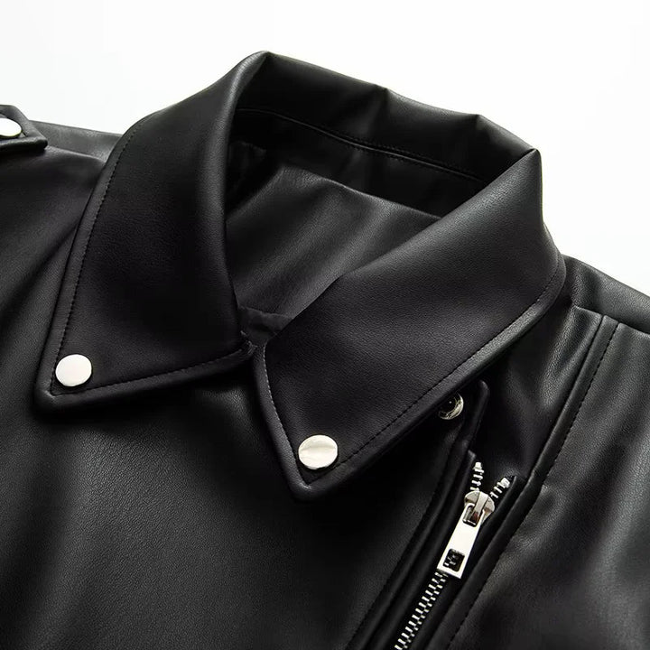 Damen nan asymmetrische Bikerjacke aus veganem Lederimitat mit Schulterklappen, mehreren Reißverschlusstaschen und taillierbarem Gürtel Drune