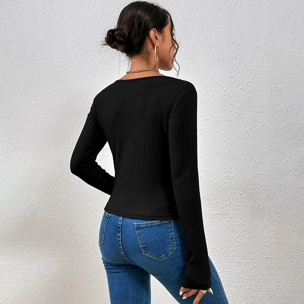 Damen geripptes Langarmshirt mit gekreuztem V‑Ausschnitt, ausgestellten Manschetten und figurbetonter Stretch-Passform Drune
