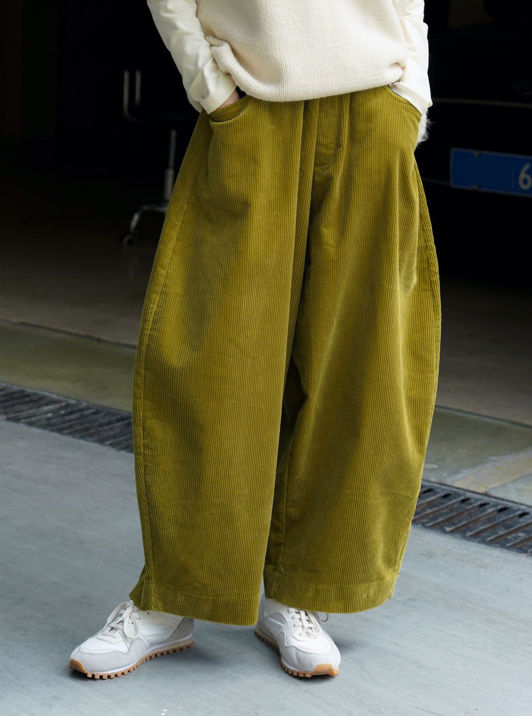 Damen weite Cordhose mit hohem elastischem Bund und aufgekrempeltem Saum Drune