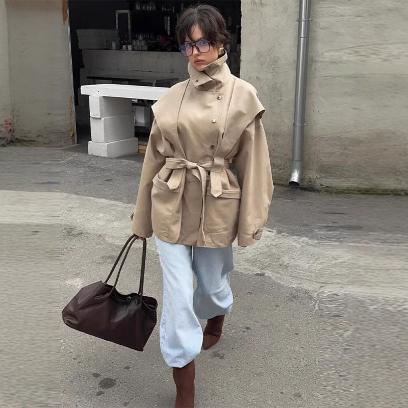 Damen 10+ taillierte Kurzjacke mit Schultercape, Stehkragen und Bindegürtel Drune