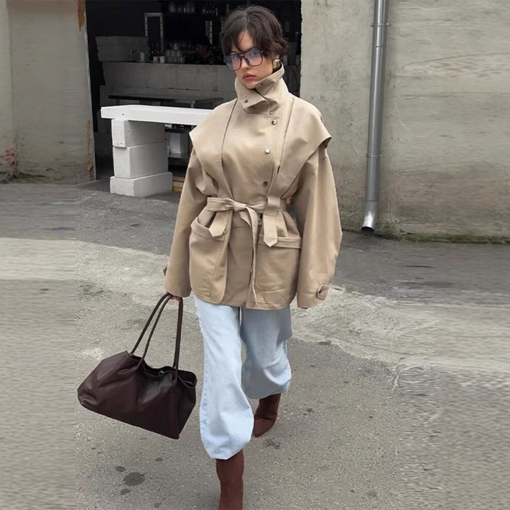 Damen 10+ taillierte Kurzjacke mit Schultercape, Stehkragen und Bindegürtel Drune