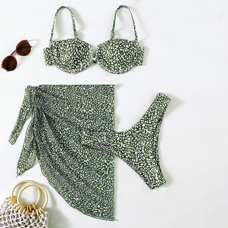 Damen Bikini-Set mit einem modernen Tiermotiv und elegantem Wickelrock Drune