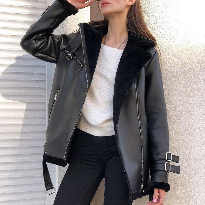 Damen Oversized Kunstleder-Fliegerjacke mit Teddyfell-Futter und Schnallen Drune