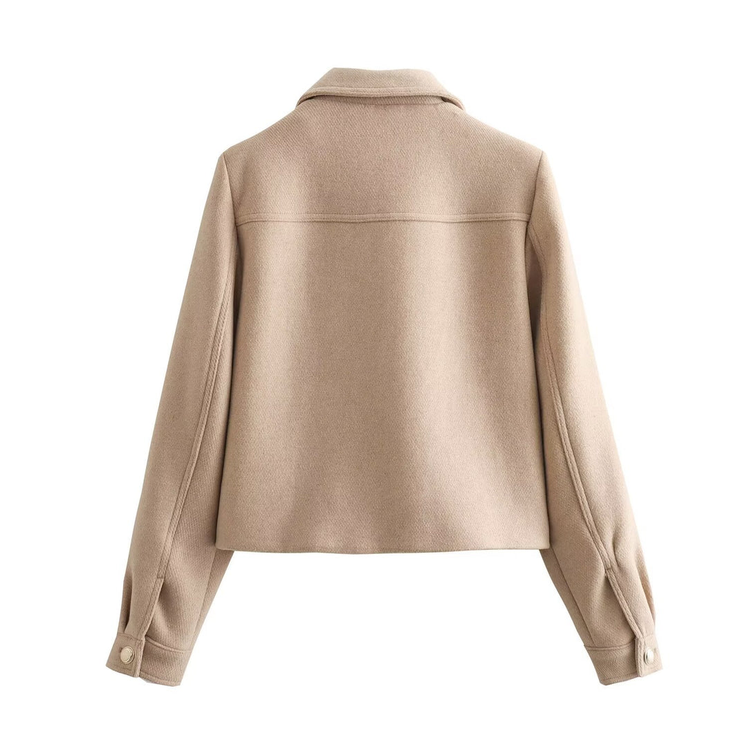 Damen nan kurz geschnittene Boxy-Jacke mit Hemdkragen, zwei Pattentaschen und dekorativen goldfarbenen Knöpfen Drune