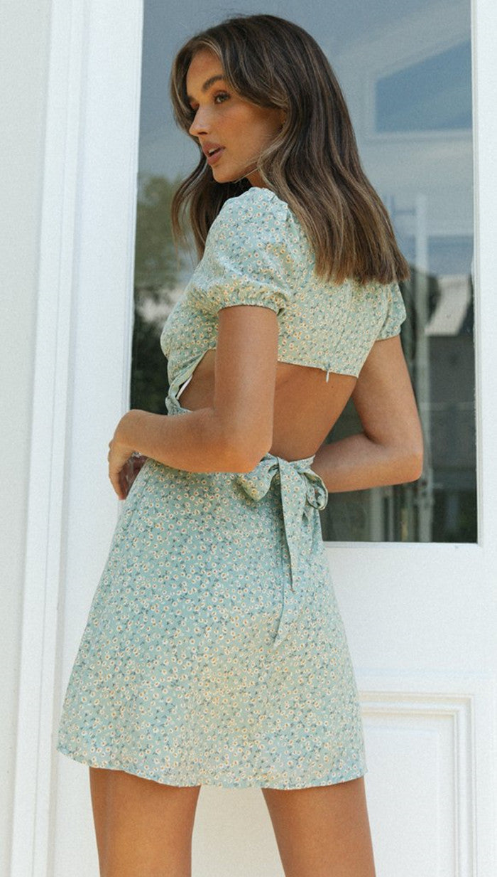 Damen kurzes Sommerkleid mit romantischem Rückenausschnitt und Puffärmeln Drune
