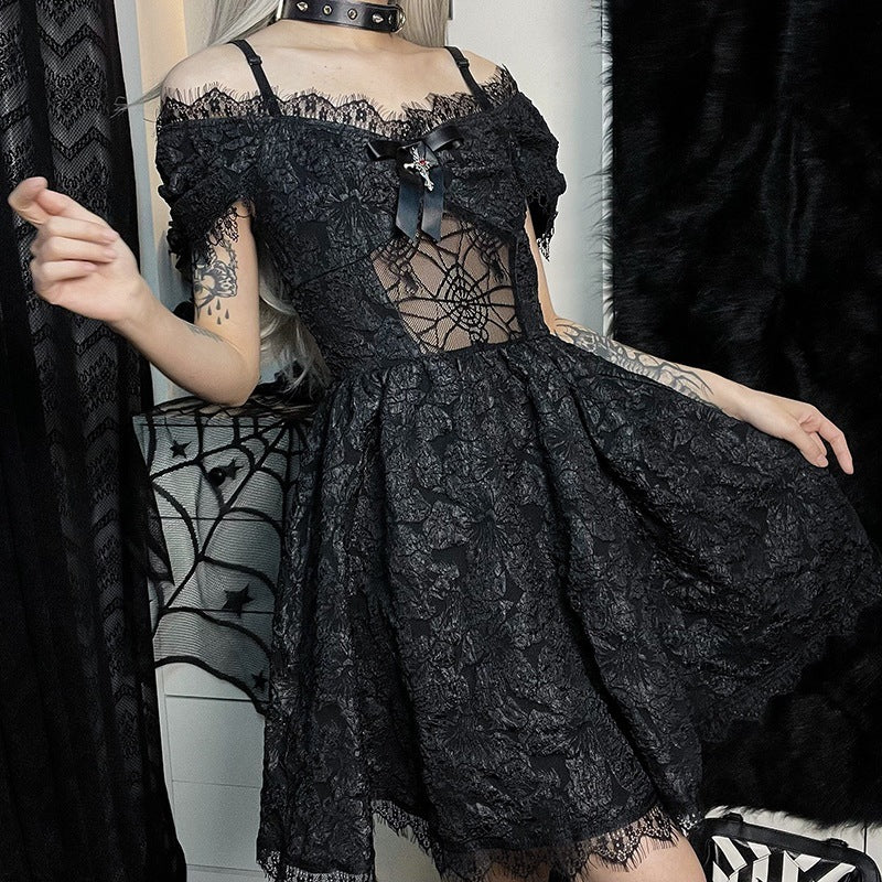 Damen Gothisches Spitzenkleid mit transparenten Einsätzen und Rüschendetails Drune