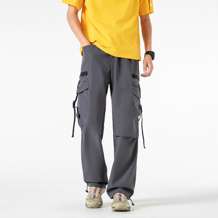 Herren Weite Cargo-Hose mit Multifachtaschen, verstellbarem Tunnelzugbund und modularen Gurt‑Details Drune