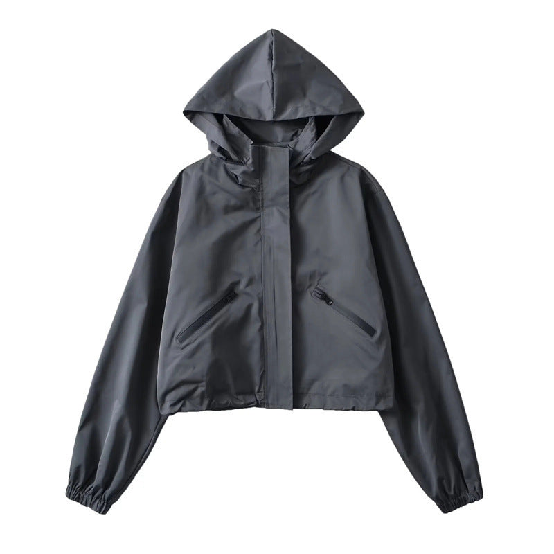 Damen Cropped Regenjacke mit Kapuze, wasserabweisender Tech‑Qualität und schrägen Reißverschlusstaschen Drune
