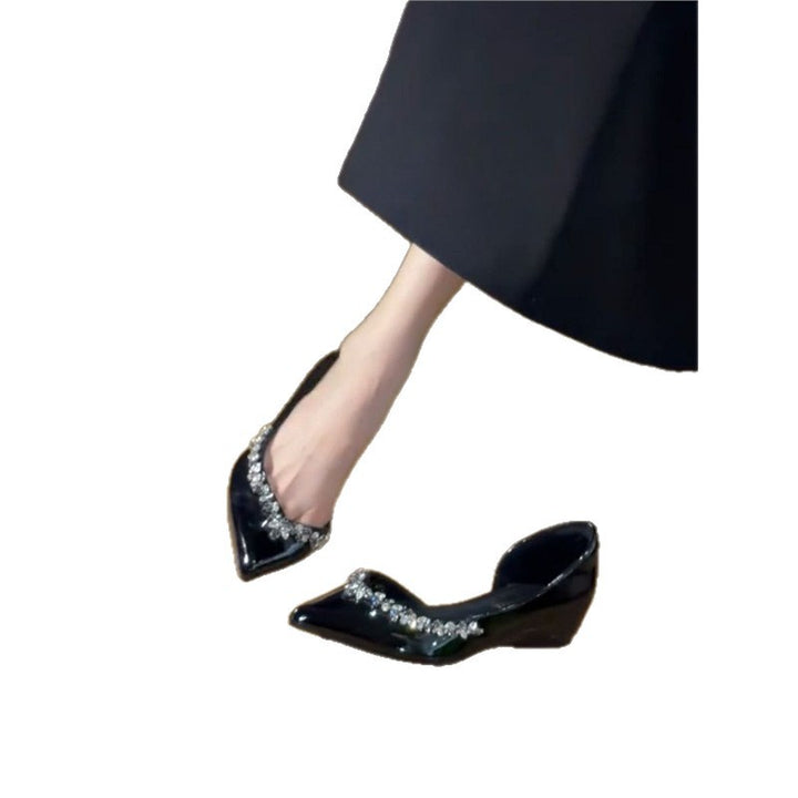 Damen Spitz zulaufende Patent‑Mule mit niedrigem Keilabsatz und funkelnder Kristallbordüre Drune