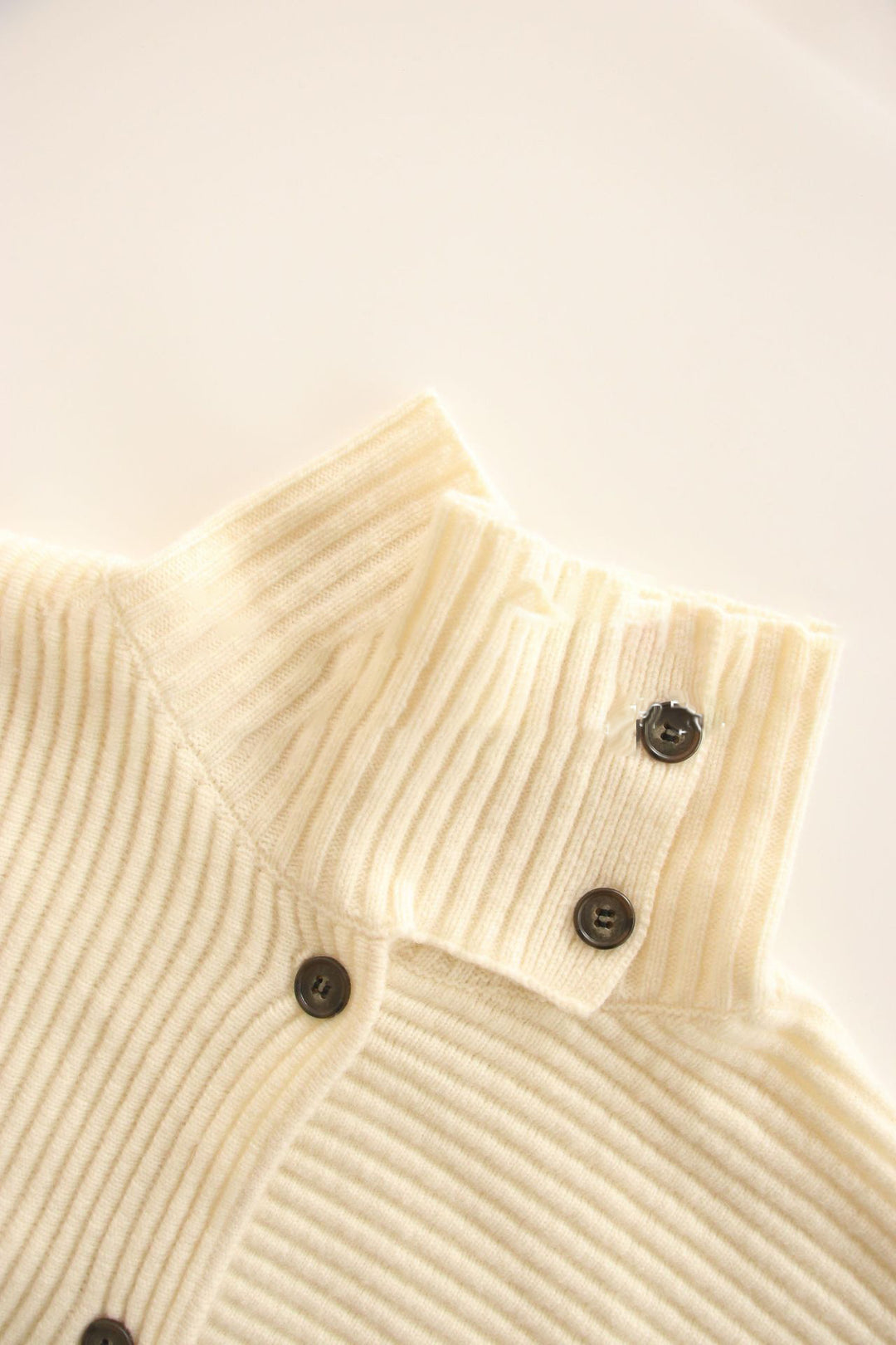 Damen Grobstrickcardigan mit hohem Kragen und Knopfleiste Drune
