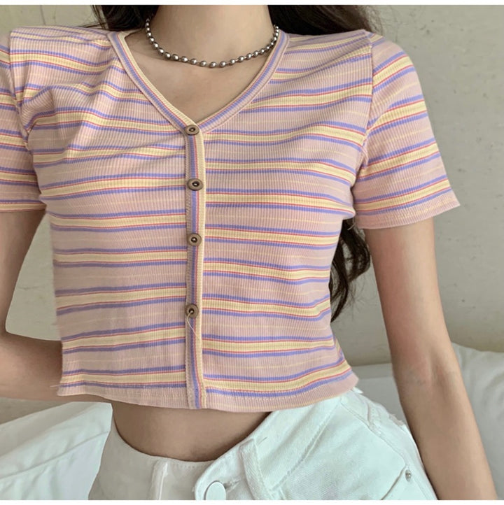 Damen Crop-T-Shirt mit modischem Streifenmuster und dekorativen Knöpfen