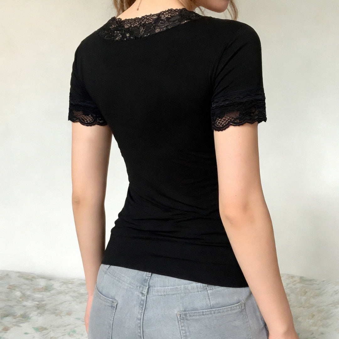 Damen T-Shirt mit Spitzenbesatz und V-Ausschnitt Drune