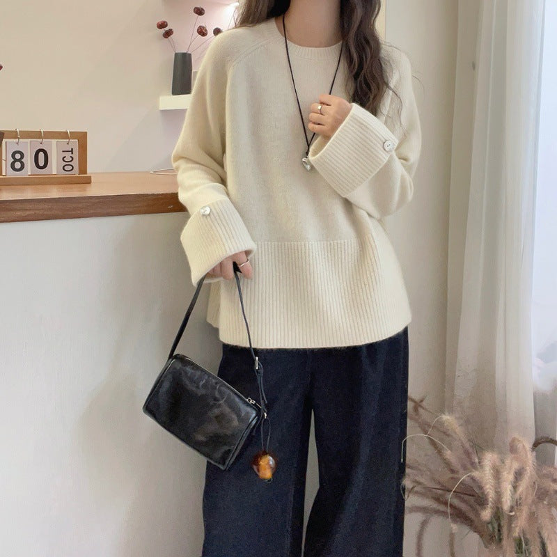 Damen Oversize‑Feinstrickpullover mit breitem Rippbund, extraweiten Ärmelabschlüssen und Zierknopf Drune