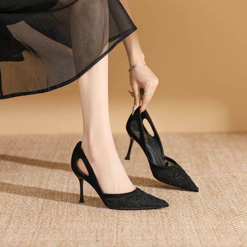 Damen Spitze Pumps mit floraler Stickerei, spitzer Zehenpartie und Cut-Out-Ferse Drune