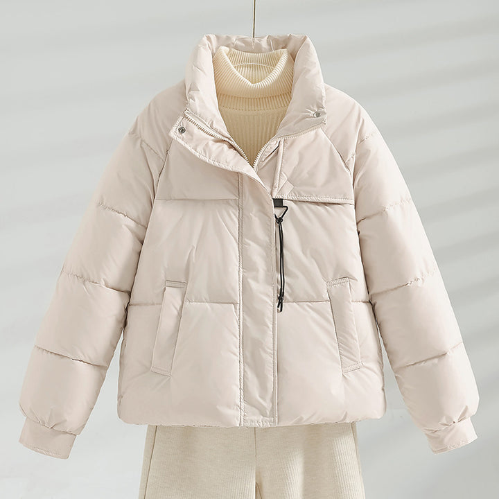 Damen nan kurze wattierte Boxy-Jacke mit hohem Stehkragen, Kordelbrustzug und schrägen Pattentaschen Drune