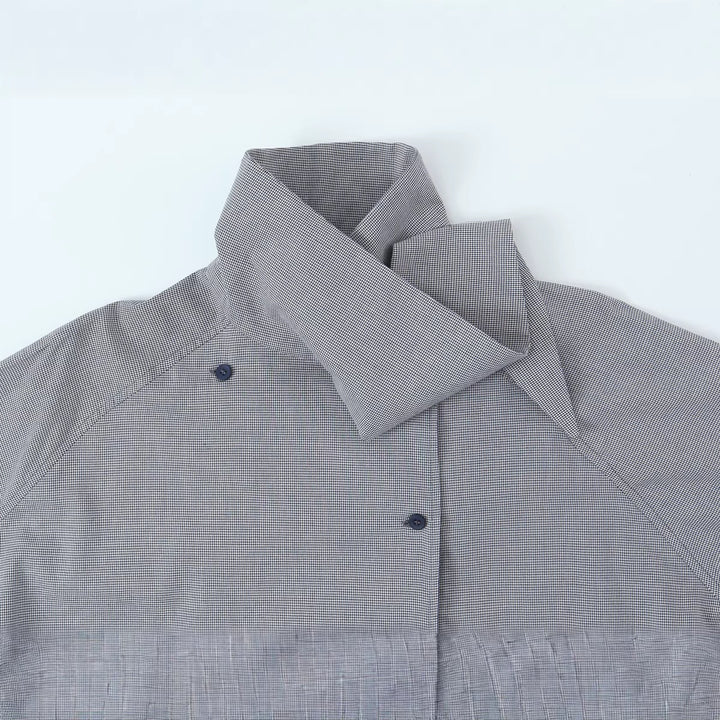 Damen Oversize-Bluse mit hohem Schalkragen und asymmetrischer Knopfleiste Drune