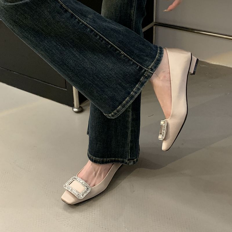 Damen Satin-Ballerinas mit quadratischer Zehenpartie und strassbesetzter Schmuckschließe Drune