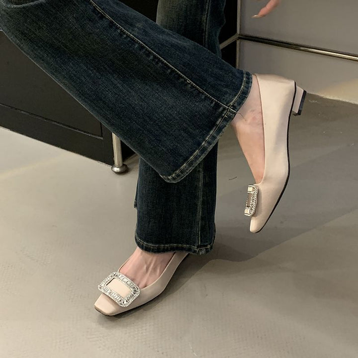 Damen Satin-Ballerinas mit quadratischer Zehenpartie und strassbesetzter Schmuckschließe Drune