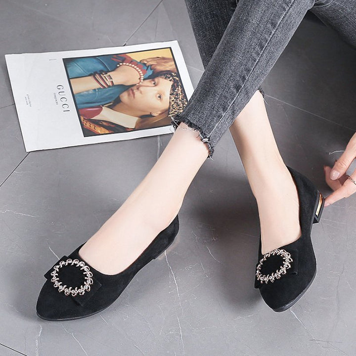 Damen nan elegante Veloursoptik-Ballerinas mit dekorativer Schmuckbrosche und kleinem Blockabsatz Drune