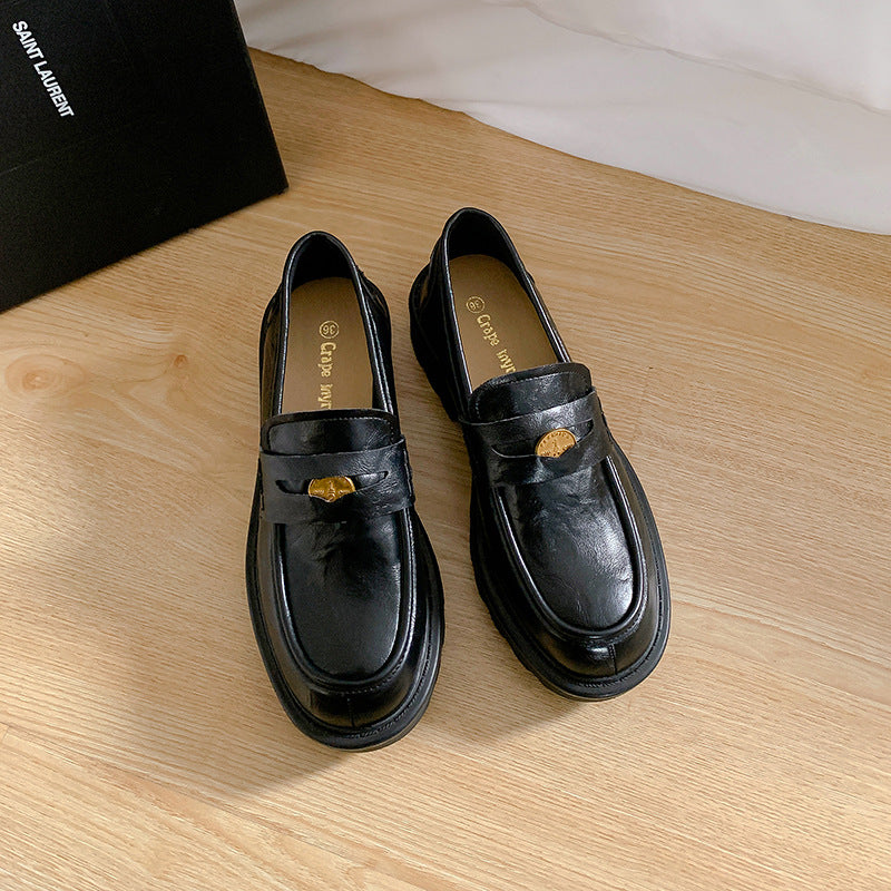 Damen Chunky Pennyloafer mit profilierter Plateau‑Lug‑Sohle und goldener Zierapplikation Drune