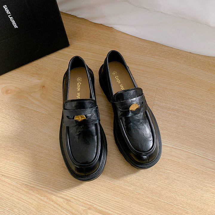 Damen Chunky Pennyloafer mit profilierter Plateau‑Lug‑Sohle und goldener Zierapplikation Drune