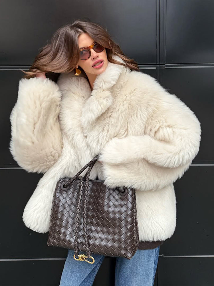 Damen Kurzmantel aus voluminösem Faux‑Fur mit gerundetem Schalkragen und kastiger Silhouette Drune