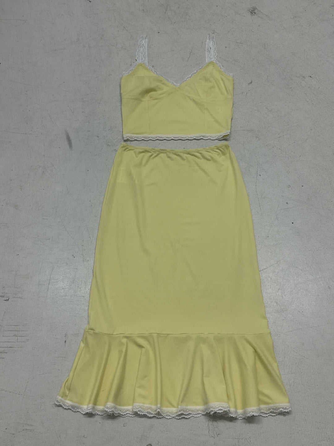 Damen elegantes Set aus Spaghetti-Trägeroberteil und wadenlangem Rock mit Rüschensaum Drune