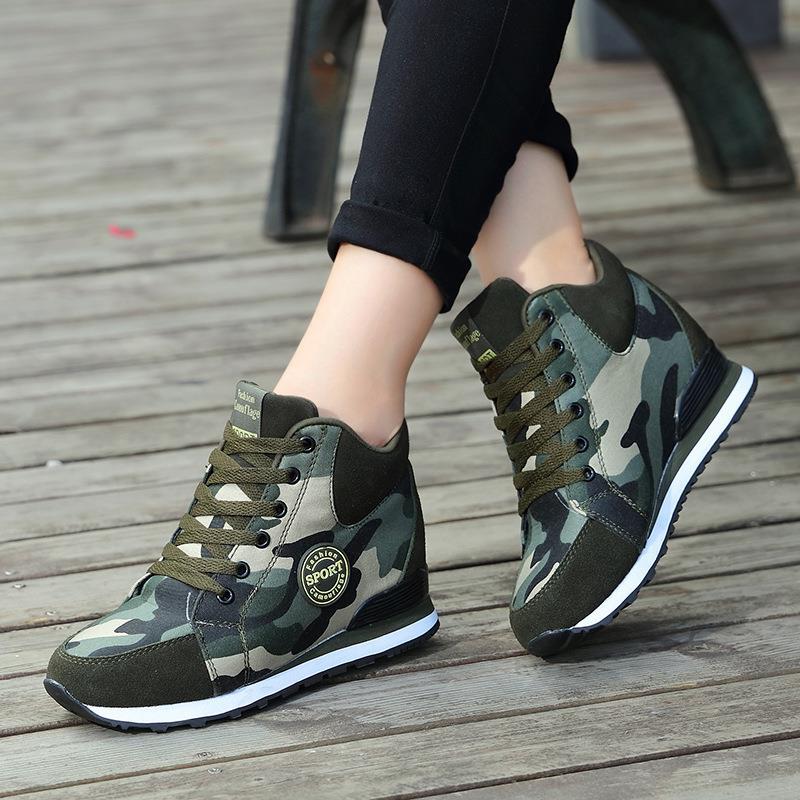 Damen nan mittelhoher Keil-Laufsneaker im Materialmix mit verdecktem Innenkeil, gepolstertem Knöchelkragen und griffiger Profilsohle Drune