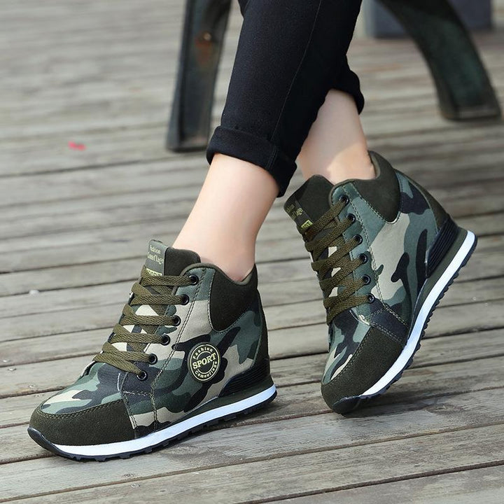 Damen nan mittelhoher Keil-Laufsneaker im Materialmix mit verdecktem Innenkeil, gepolstertem Knöchelkragen und griffiger Profilsohle Drune