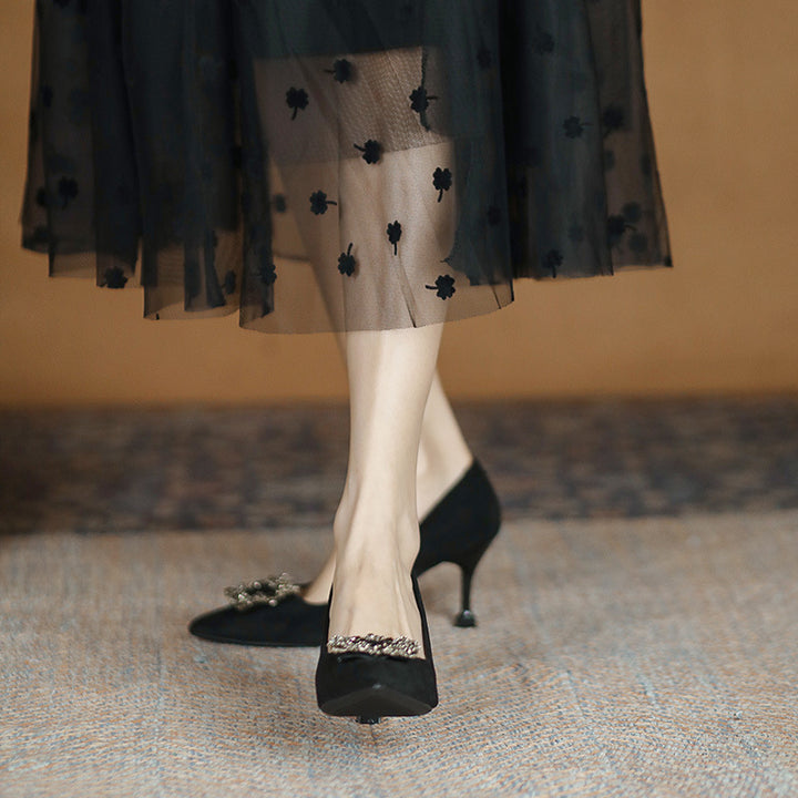 Damen Spitz zulaufende Satin-Pumps mit quadratischem Strassornament und skulpturellem Kittenabsatz Drune