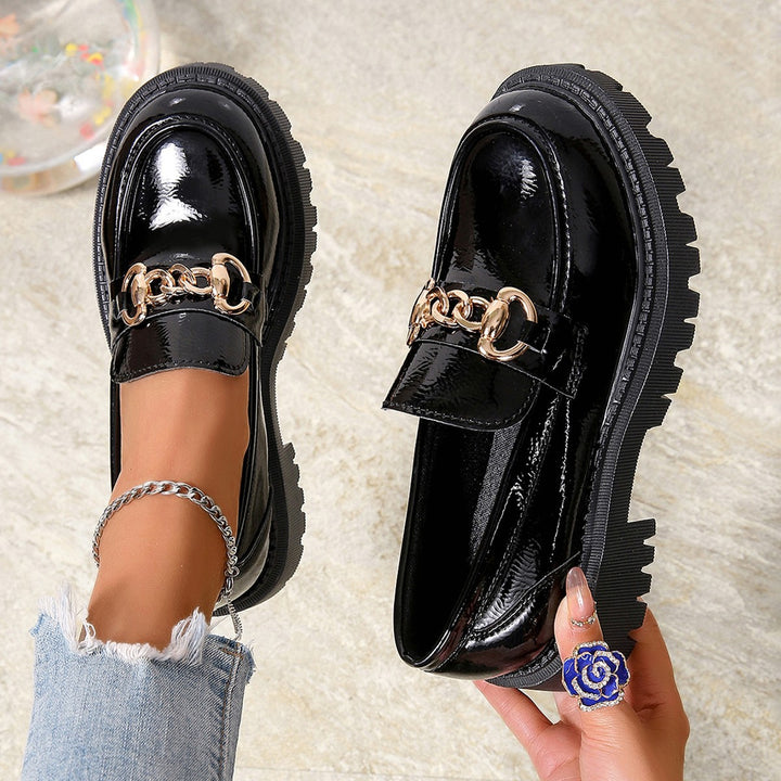 Damen nan robuste Loafer mit profilierter Traktorsohle und dekorativer Metallketten-Applikation Drune