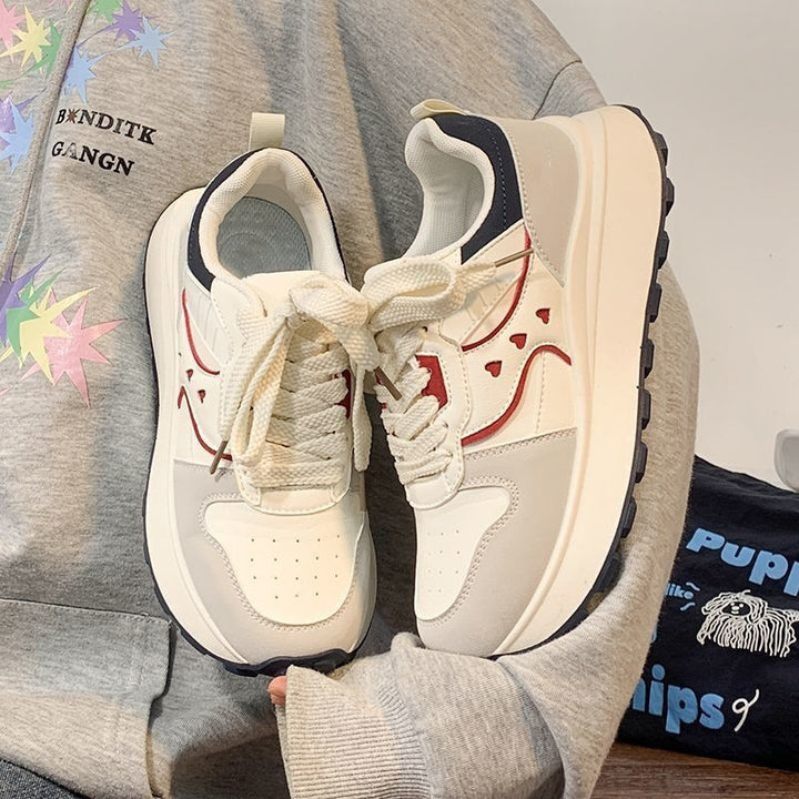 Damen Plateau‑Sneaker im Retro‑Trail‑Look mit Herz‑Ziernähten und grober Profilsohle Drune