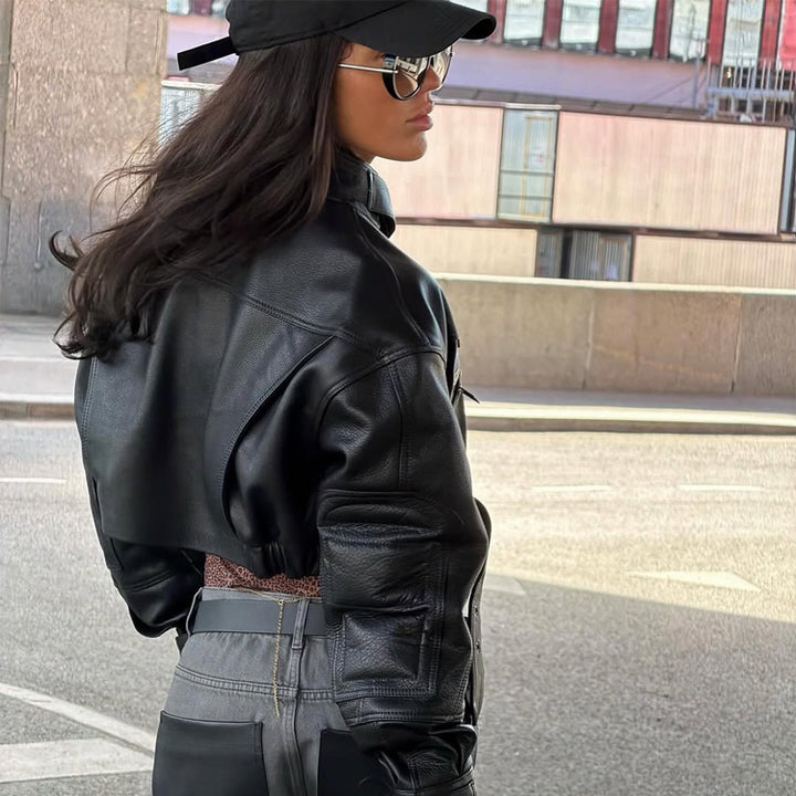 Damen Cropped Boxy-Bikerjacke aus veganem Leder mit hohem Stehkragen, Reißverschlusstaschen & Schnallen-Detail Drune
