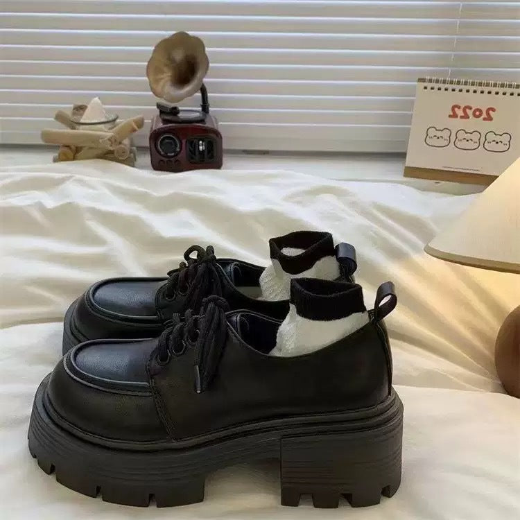 Damen Plateau-Sneaker mit eleganter Lackleder-Optik und kuscheligem Strickkragen Drune