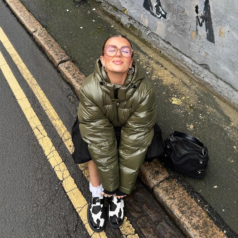 Damen Kurze glänzende Steppjacke mit Kapuze und boxy Silhouette Drune