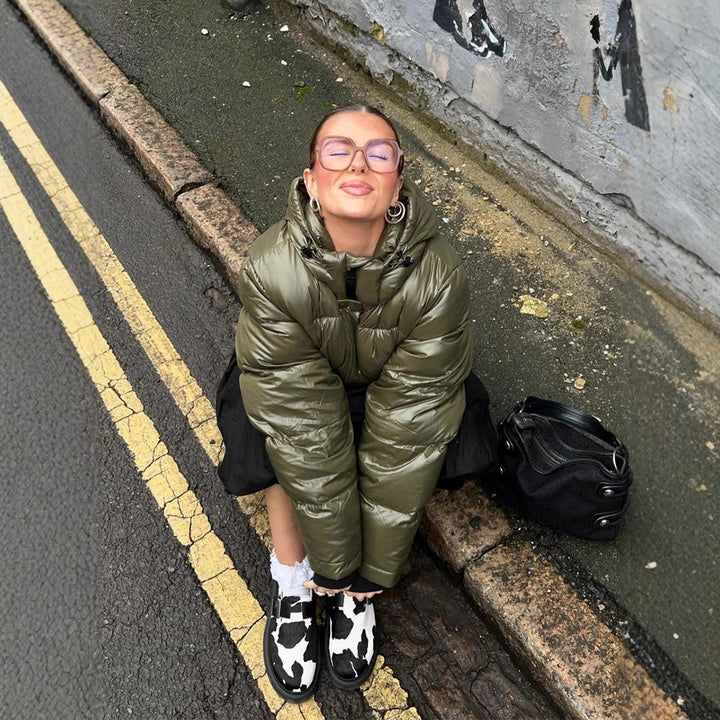 Damen Kurze glänzende Steppjacke mit Kapuze und boxy Silhouette Drune
