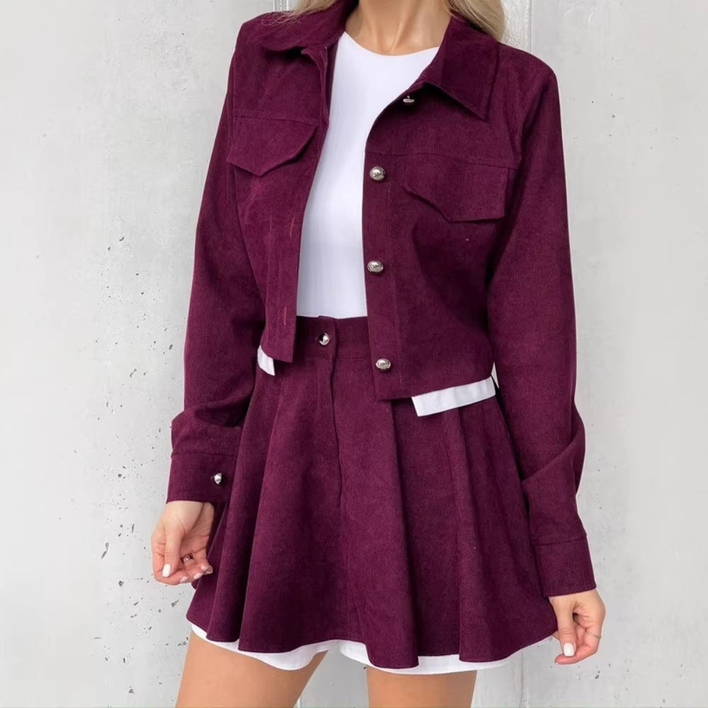 Damen kurzes Cordjacken- und Faltenrock-Set mit taillenhohem Faltenrock und cropped Hemdjacke Drune