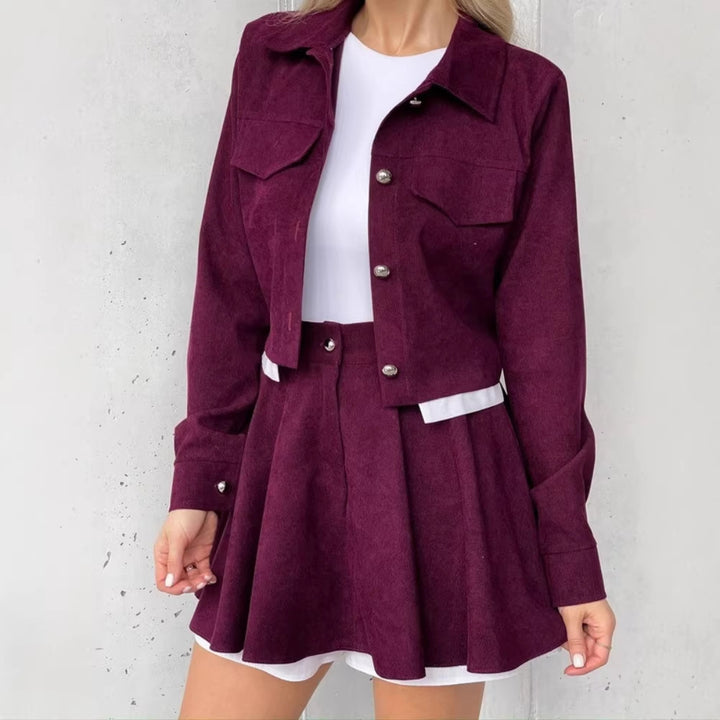 Damen kurzes Cordjacken- und Faltenrock-Set mit taillenhohem Faltenrock und cropped Hemdjacke Drune