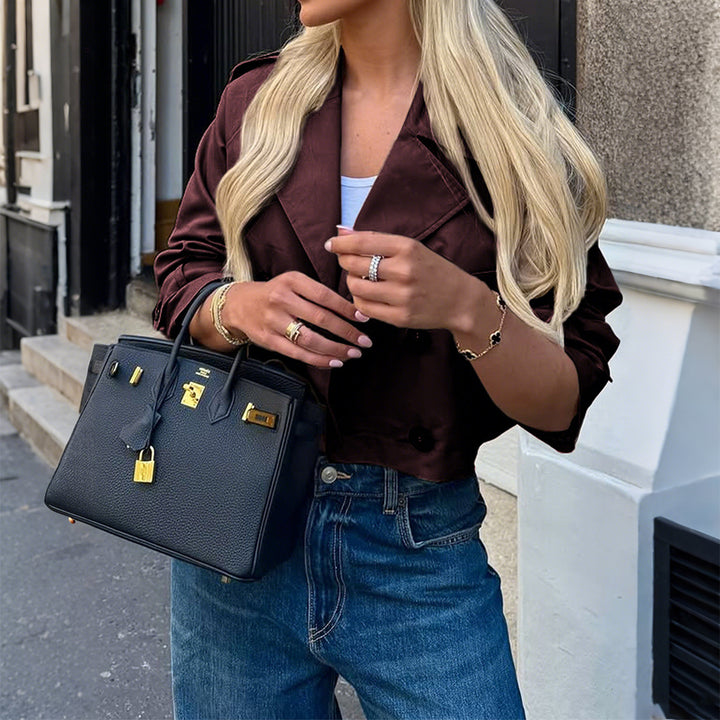 Damen nan kurzer Satin-Trench mit doppelreihiger Knopfleiste, aufgesetzten Pattentaschen und geknöpften Ärmelmanschetten Drune
