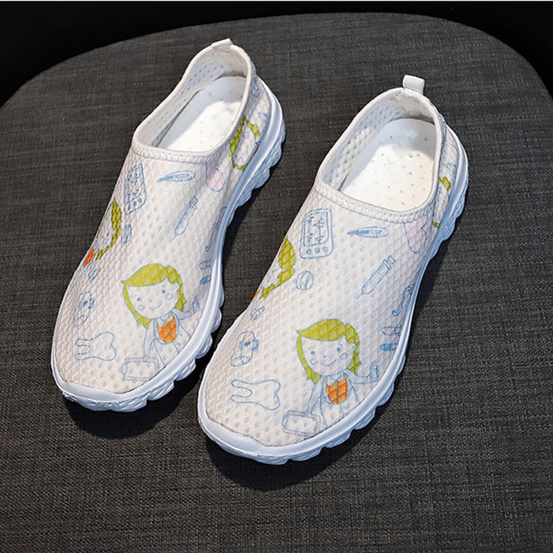 Damen Verspielte Slip-On Sneakers mit medizinischem Cartoon-Print, atmungsaktivem Mesh und gepolsterter Memory-Sohle Drune