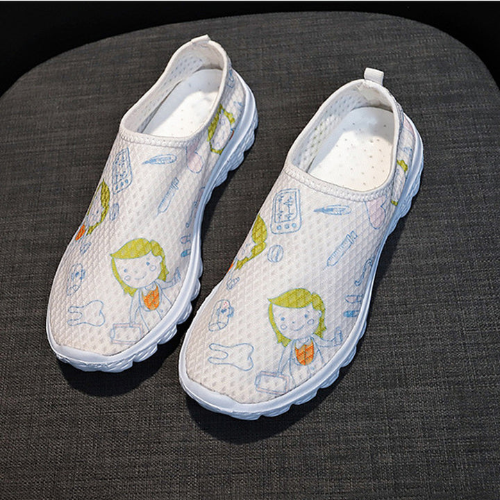 Damen Verspielte Slip-On Sneakers mit medizinischem Cartoon-Print, atmungsaktivem Mesh und gepolsterter Memory-Sohle Drune