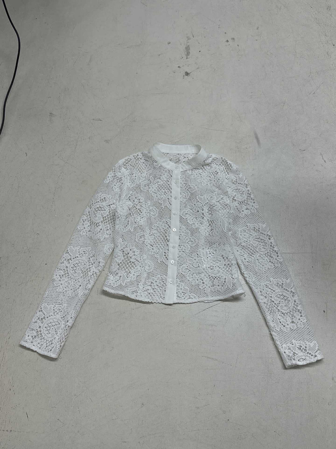 Damen Spitzenshirt mit elegantem Kragen und Knopfdetail Drune