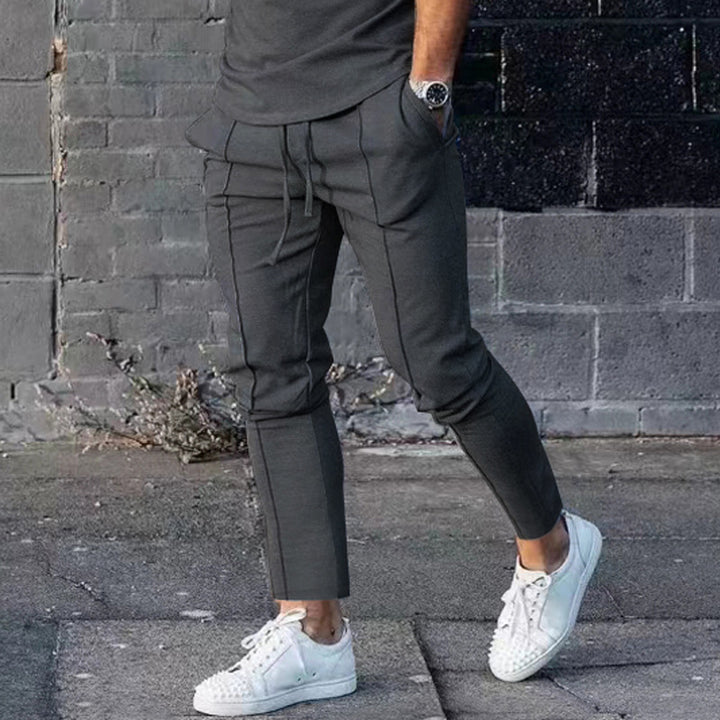 Herren nan eng anliegendes Langarmshirt aus Baumwollstretch mit Rundhalsausschnitt und körperbetonter Passform Drune