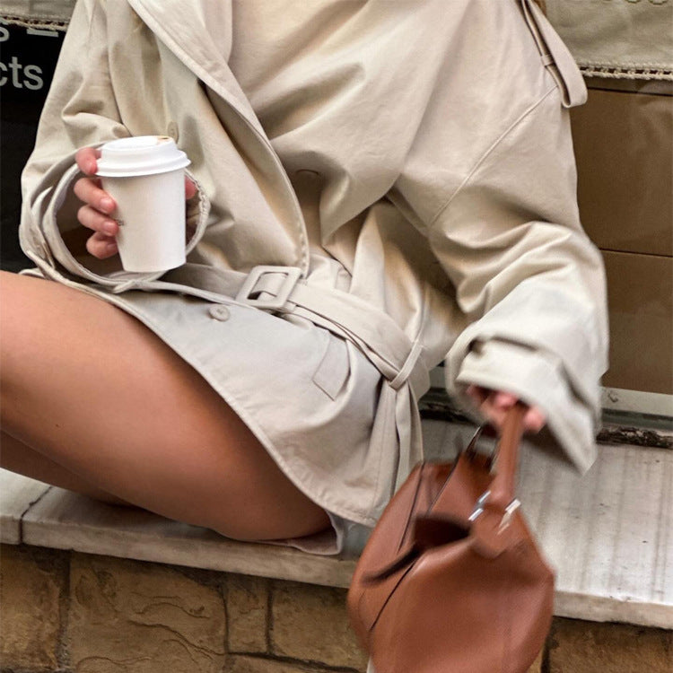 Damen Kurztrenchcoat aus Baumwollmix mit Taillengürtel & Schulterklappen Drune