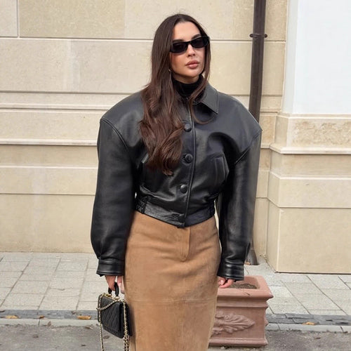 Damen Kurzjacke aus veganem Lederimitat im Boxy‑Cut mit oversized Schultern und verdeckter Knopfleiste Drune