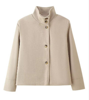 Damen 9800+ kurze boxy‑Wollmix‑Jacke mit hohem Funnelkragen, asymmetrischer Knopfleiste und verstellbaren Manschetten Drune