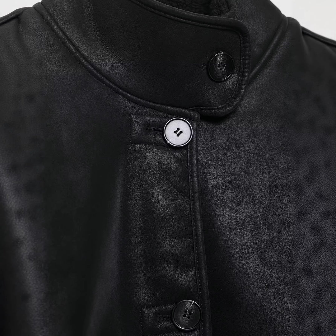 Damen Kurz geschnittene Kunstlederjacke mit Teddyfutter, Stehkragen und Knopfverschluss Drune