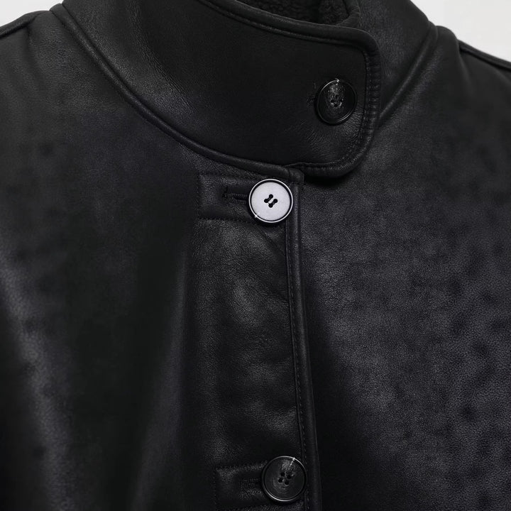Damen Kurz geschnittene Kunstlederjacke mit Teddyfutter, Stehkragen und Knopfverschluss Drune