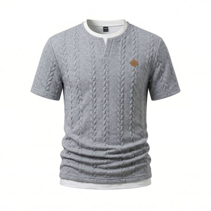 Herren nan texturiertes Kurzarmshirt mit geprägter Zopfstruktur, V‑Einsatz am Rundhals und Lagenlook Drune