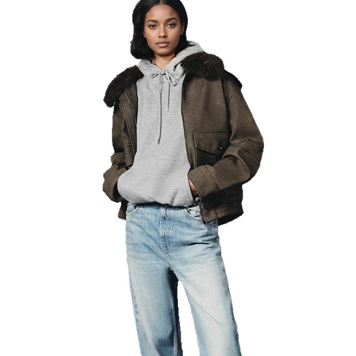 Damen Kurzjacke im Aviator‑Style mit Kunstpelzkapuze und aufgesetzten Pattentaschen Drune